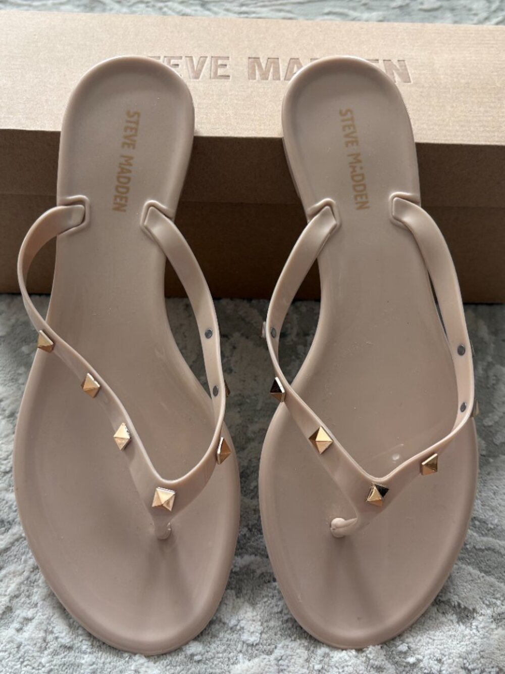 Steve Madden Jelly Thong Sandals Blush Tan with Gold Rockstar Studs - SZ 8
